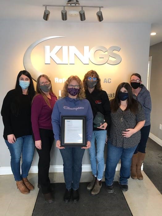 6-king-employees-holding-plaque