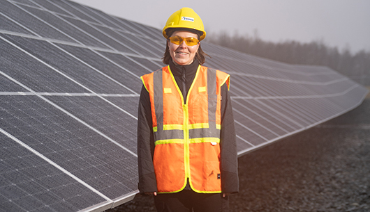 worker-infront-solar-panel