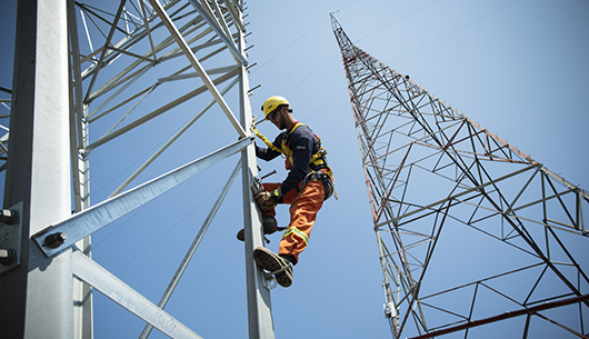 crews-in-hard-hat-climbing-tower2